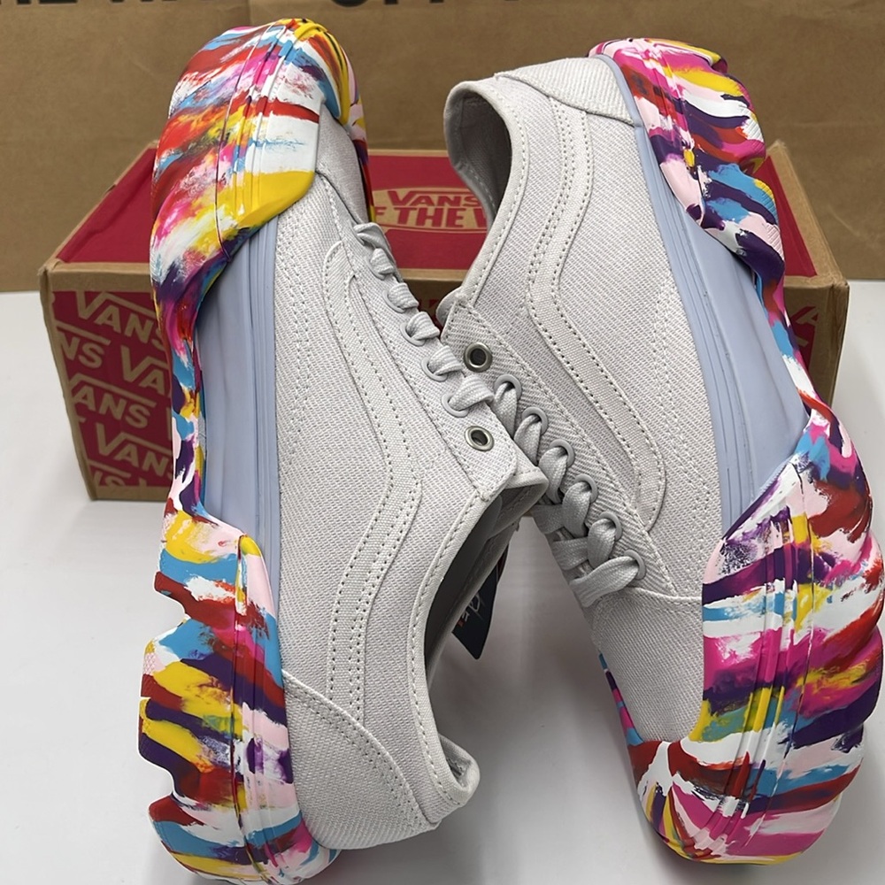 Vans WMNS White Sneakers Colorful Sole Old Skool Tape
Rainbow Swirl Nimbus Cloud - Picture 8 of 17